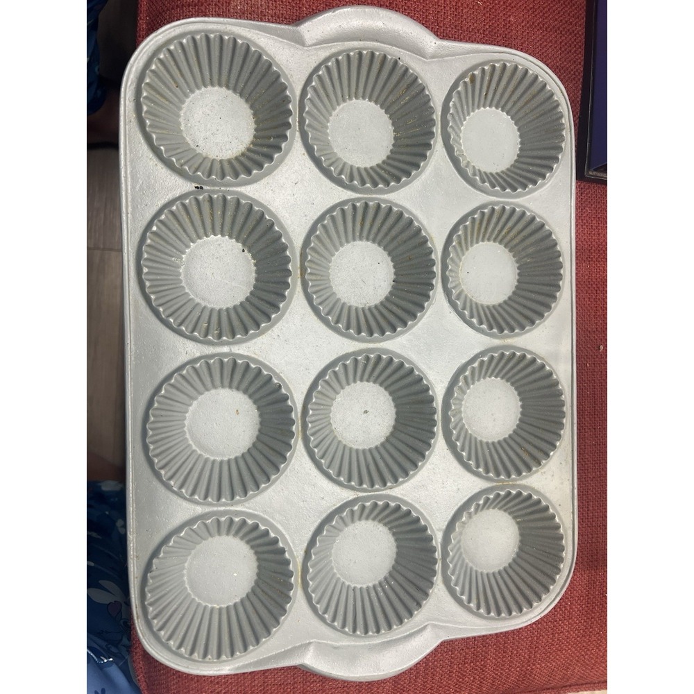 VTG-NOS- Fluted Tart Pie Baking‎ Pan Cast Aluminum 1950's